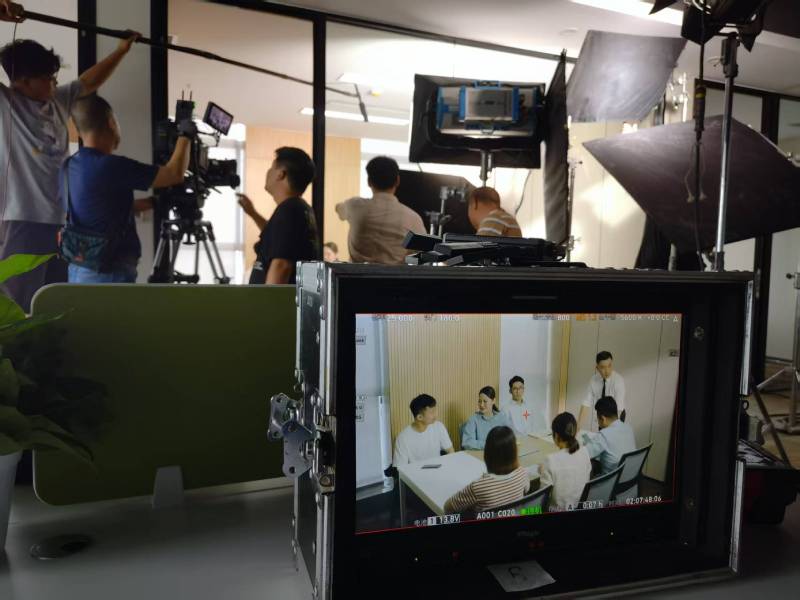 新疆TVC拍摄公司：科技产品视觉化大师，诠释未来感与功能美学